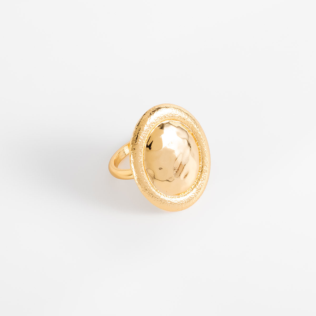 Anillo en baño de oro diseño ovalado textura martillada