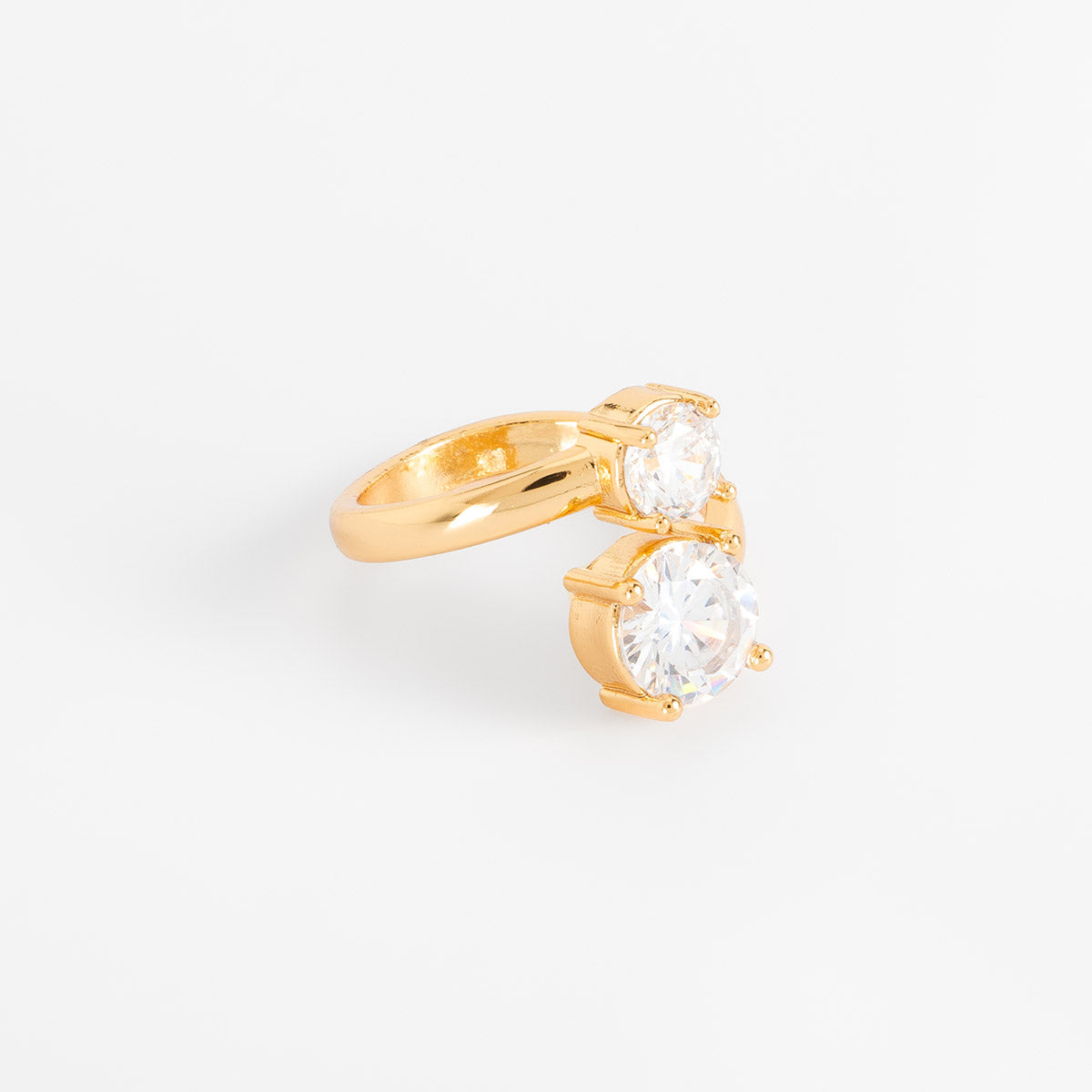 Anillo en baño de oro con dos piedras en tono cristal