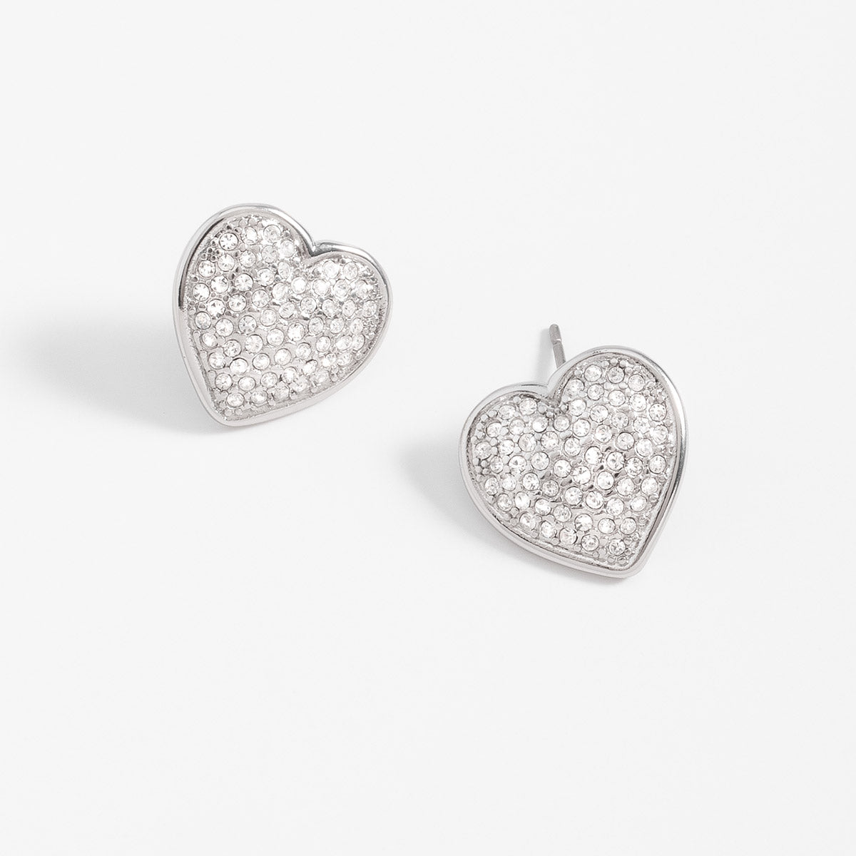 Aretes en baño de rodio corazón piedras en tono cristal