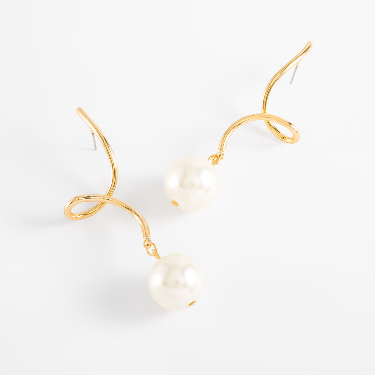 Aretes en baño de oro con perla sintética diseño curvo