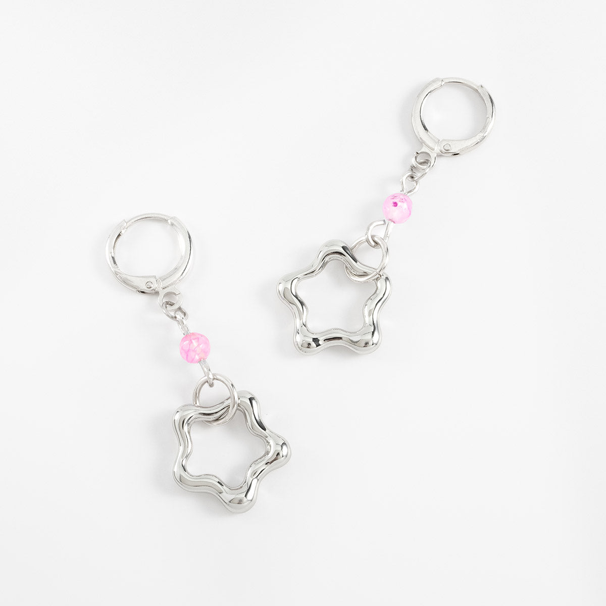 Aretes de flor colgante en baño de rodio