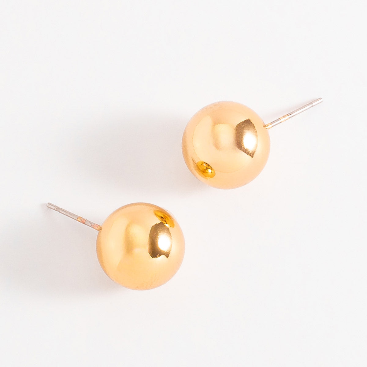 Aretes en baño de oro diseño bola minimalista pulido
