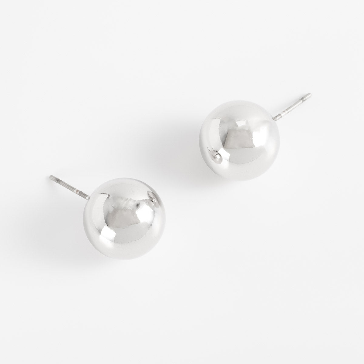 Aretes en baño de rodio diseño esfera lisa estilo moderno