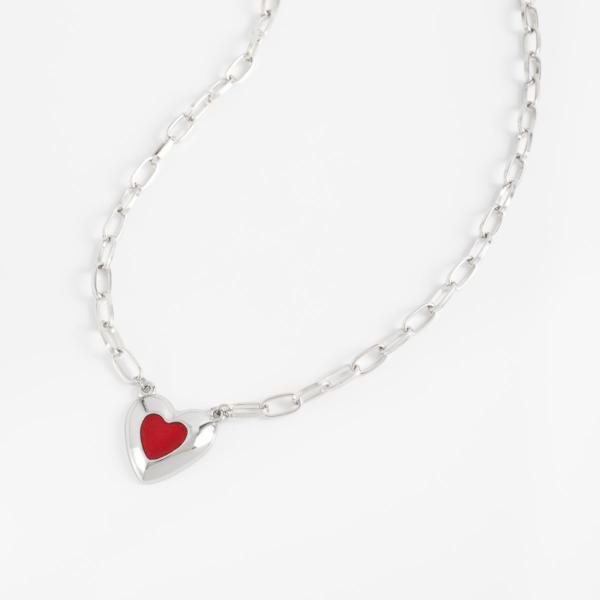 Collar en baño de rodio con dije de corazón rojo moderno