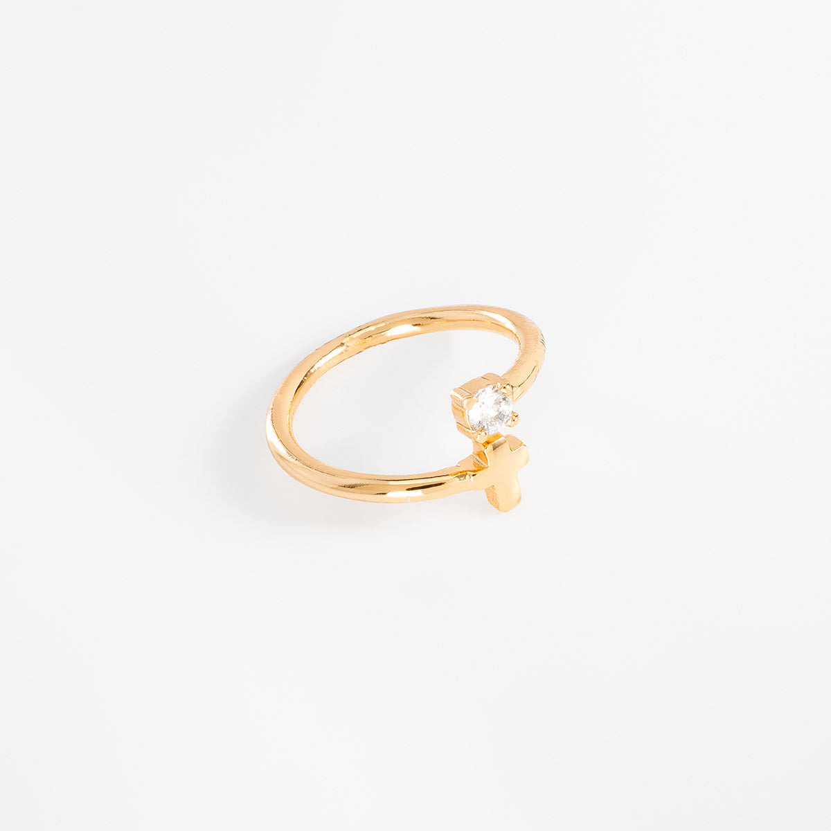 Anillo en baño de oro cruz y piedra toque brillante