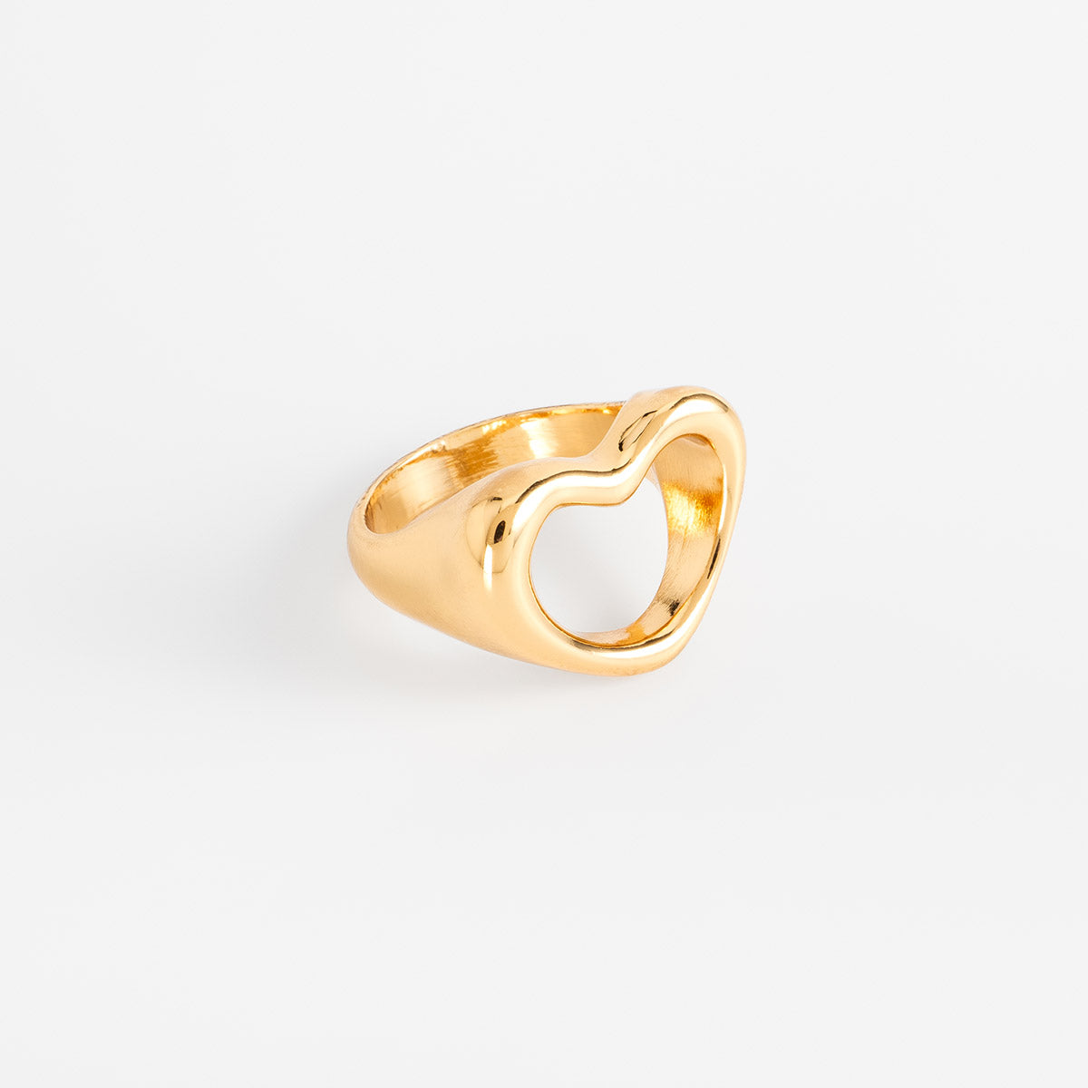 Anillo en baño de oro con diseño de corazón calado moderno