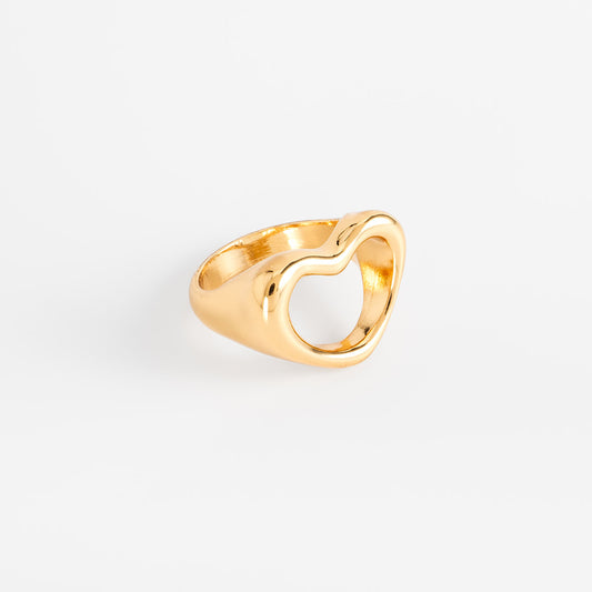 Anillo en baño de oro con diseño de corazón calado moderno