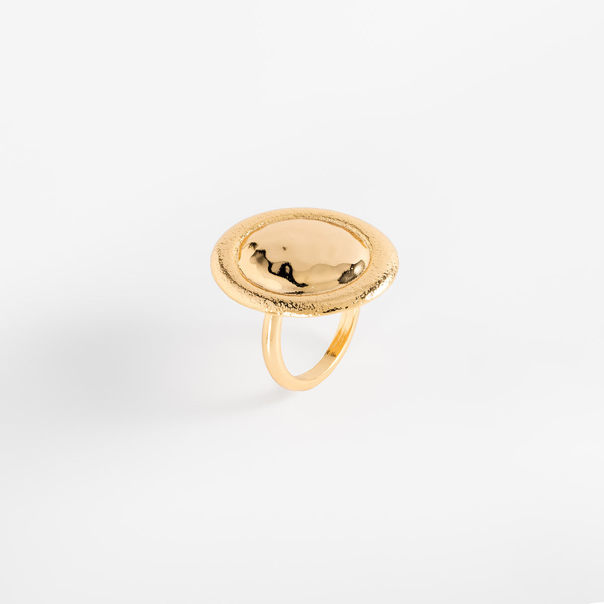 Anillo en baño de oro diseño ovalado textura martillada