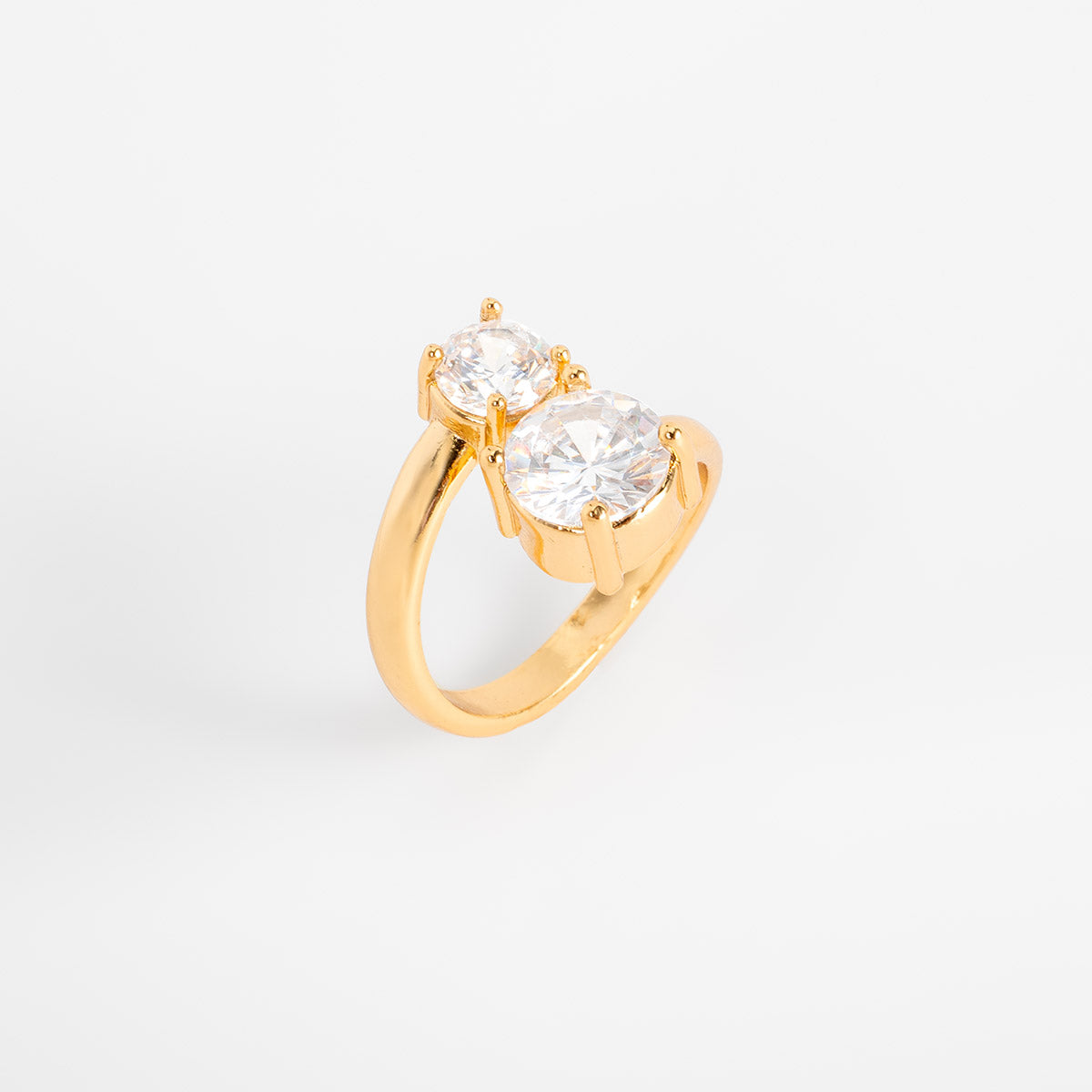 Anillo en baño de oro con dos piedras en tono cristal