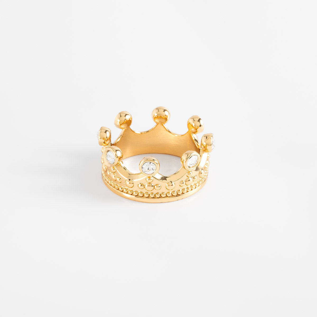 Anillo en baño de oro diseño corona con piedras en tono cristal