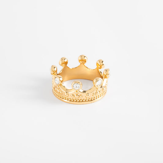 Anillo en baño de oro diseño corona con piedras en tono cristal