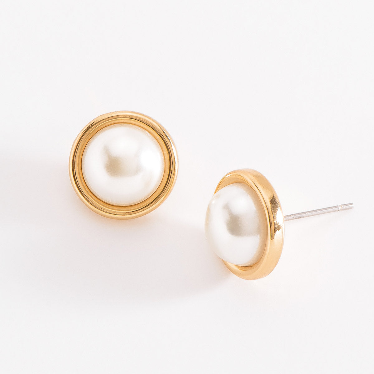 Aretes con media perla incrustada