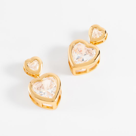 Aretes en baño de oro doble corazón con piedras en tono cristal