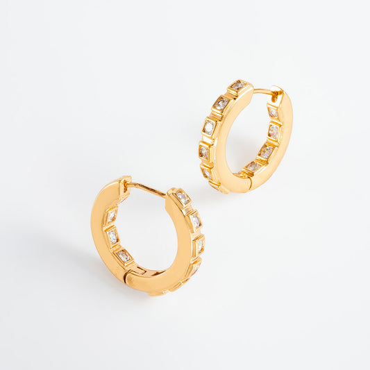 Aretes en baño de oro con piedras y toque brillante