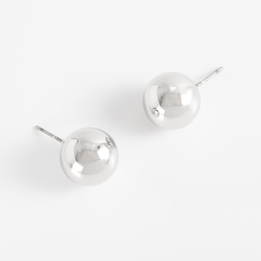 Aretes en baño de rodio diseño esfera lisa estilo moderno