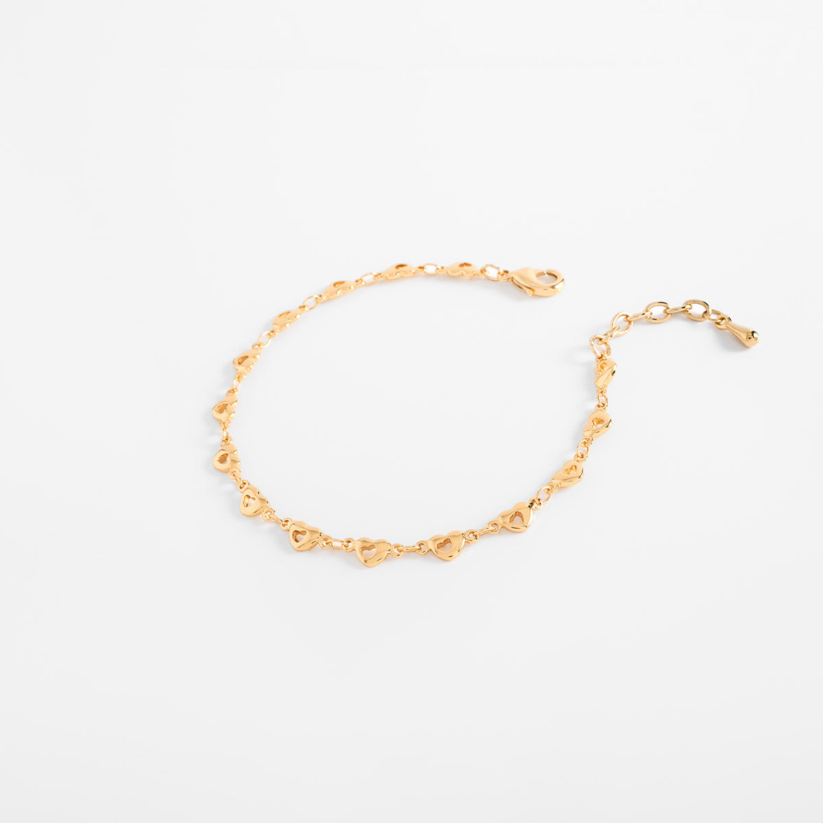 Pulsera en baño de oro con mini corazones calados delicados