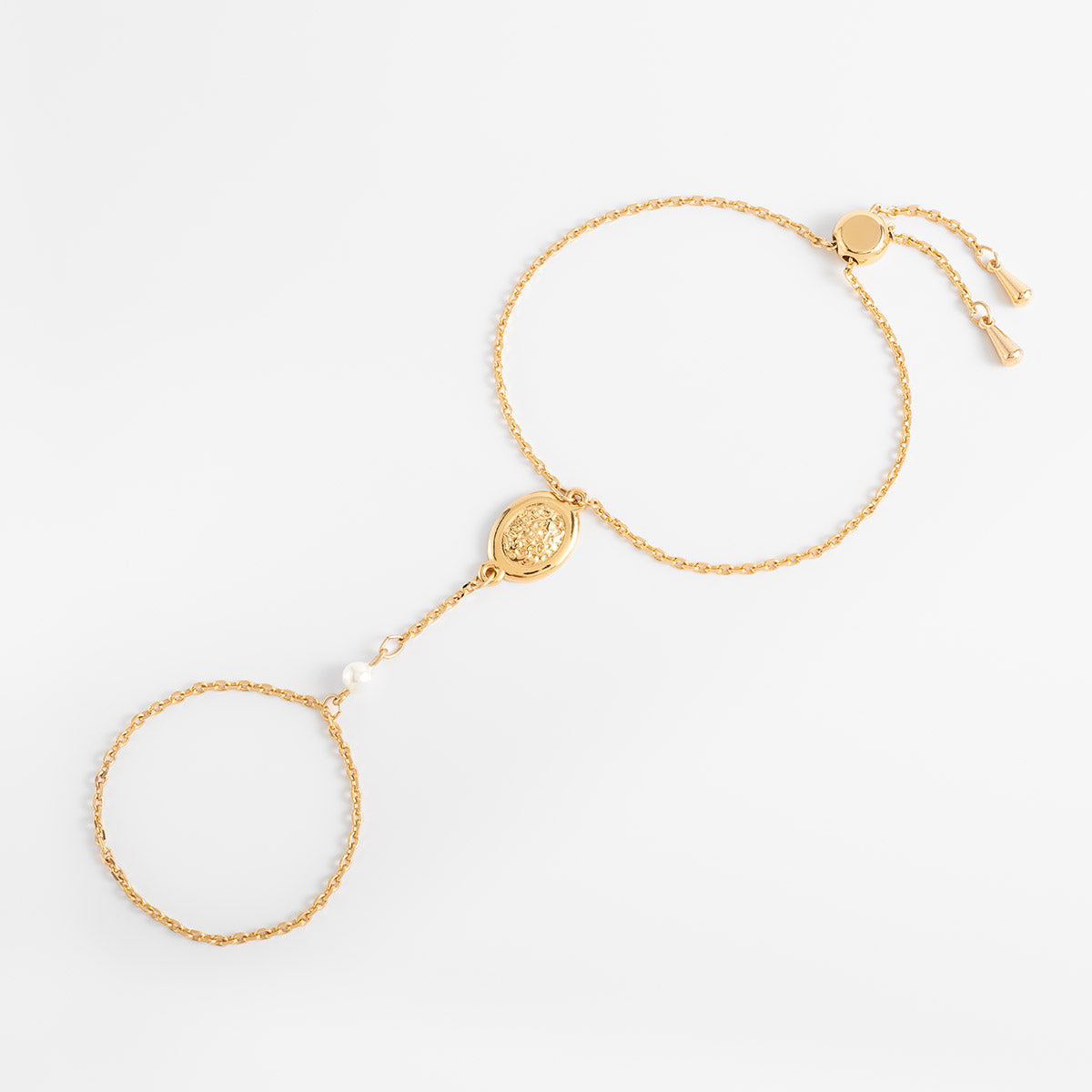 Pulsera en baño de oro medallón central perla crema cadena fina