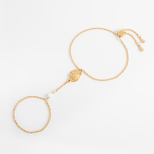 Pulsera en baño de oro medallón central perla crema cadena fina