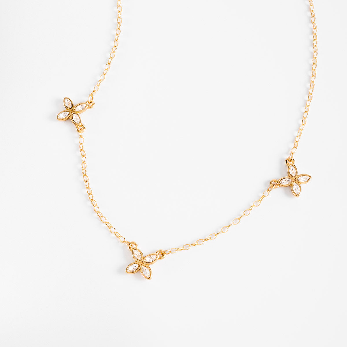 Collar en baño de oro flores y piedras con toque brillante