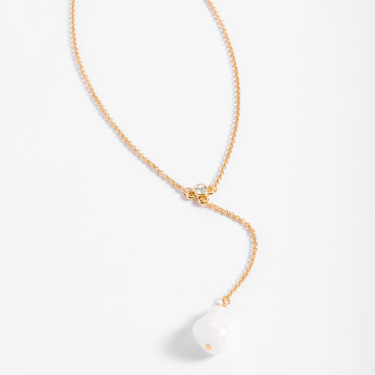 Collar con perla barroca crema