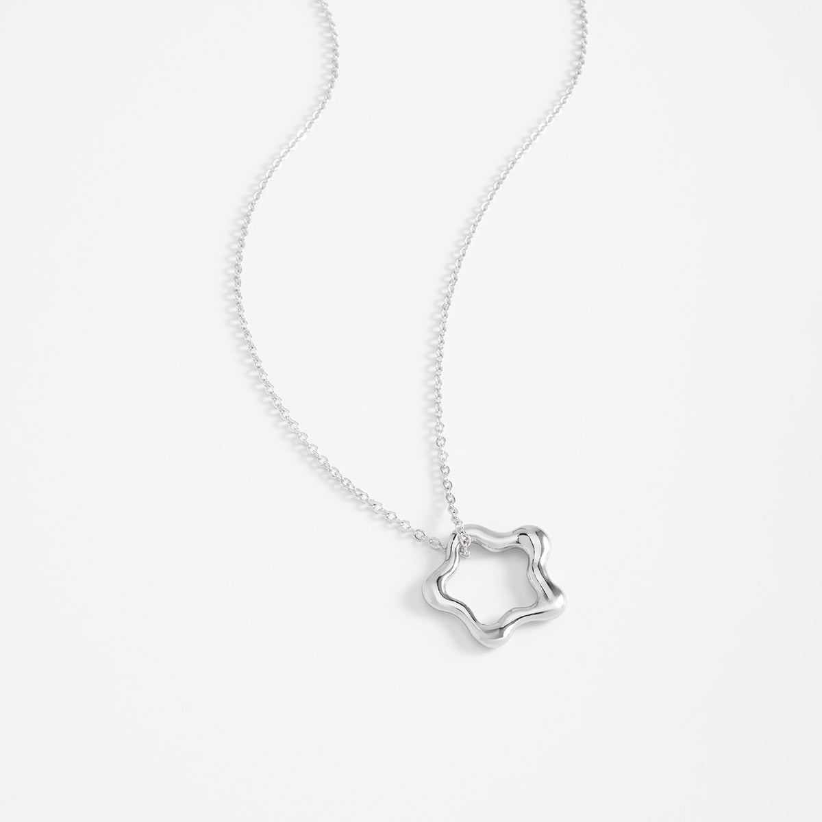 Collar con dije de figura ondulada moderna