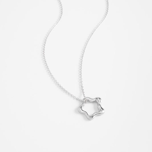 Collar con dije de figura ondulada moderna