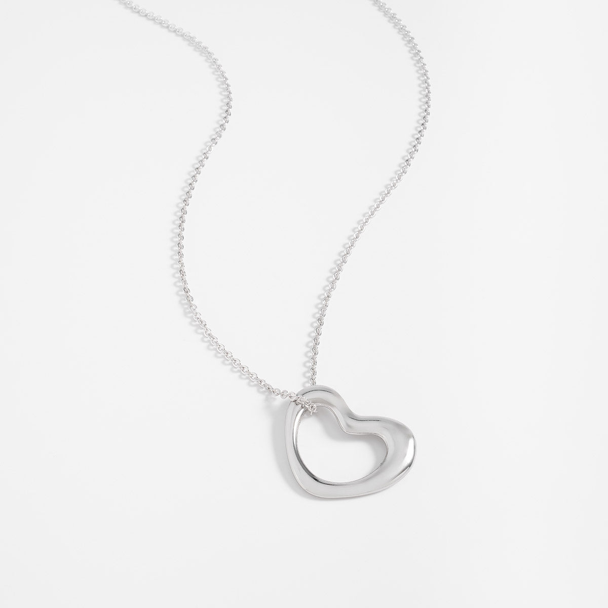 Collar con dije de corazón pulido