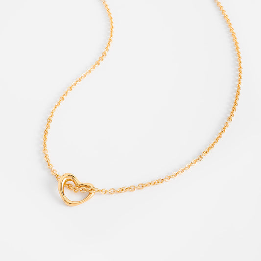 Collar en baño de oro con dije de corazón calado moderno