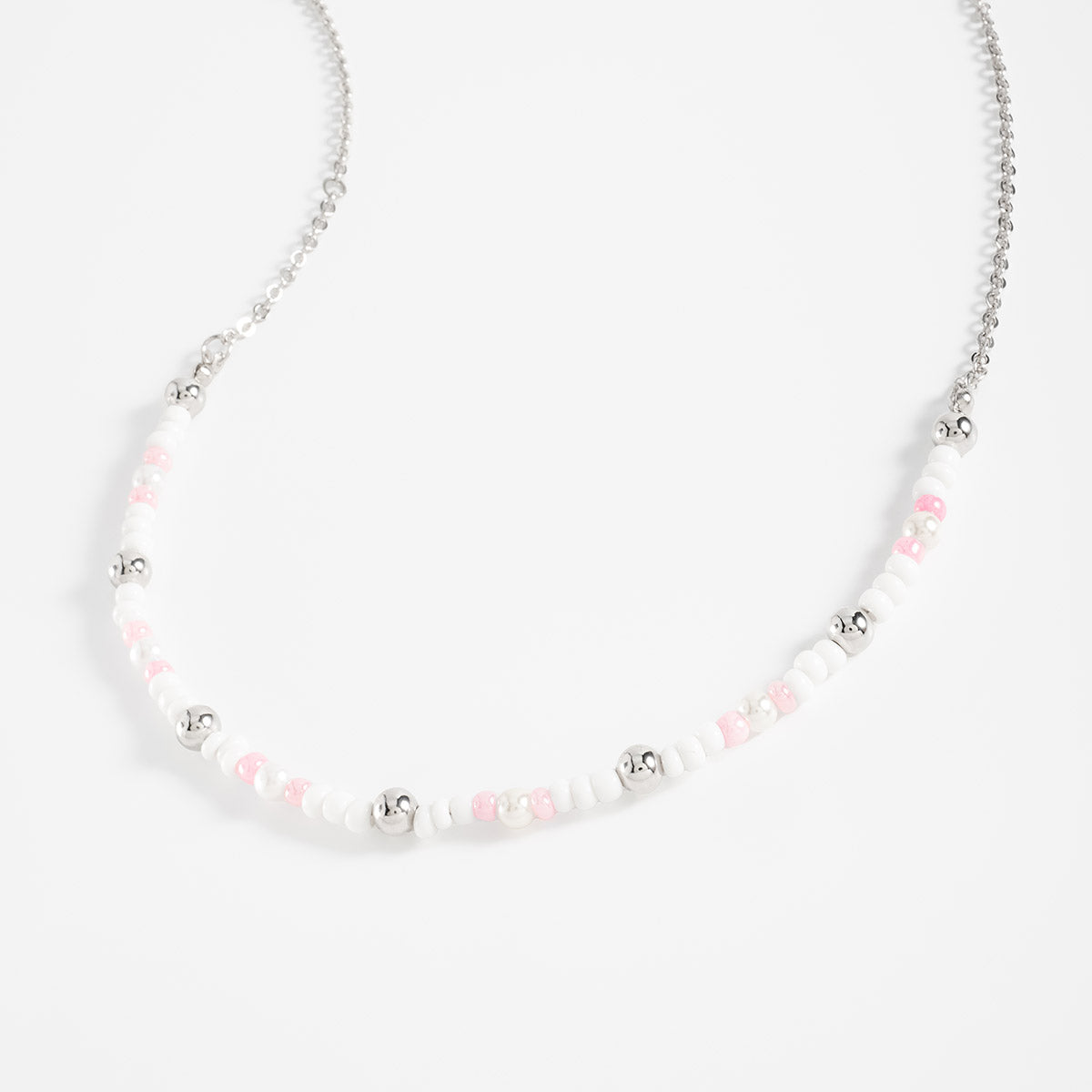 Collar en baño de rodio con cuentas blancas y rosa metálico