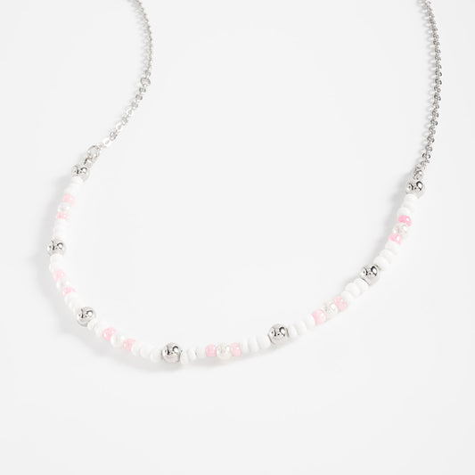 Collar en baño de rodio con cuentas blancas y rosa metálico